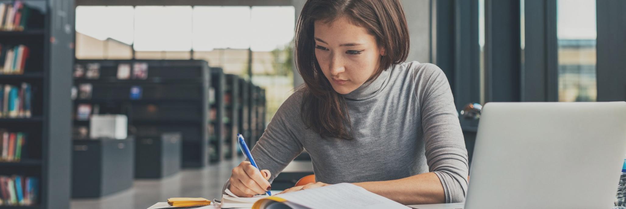 Arbeitsumgebung von nuqombruic mit Fokus auf persönliche Beratung