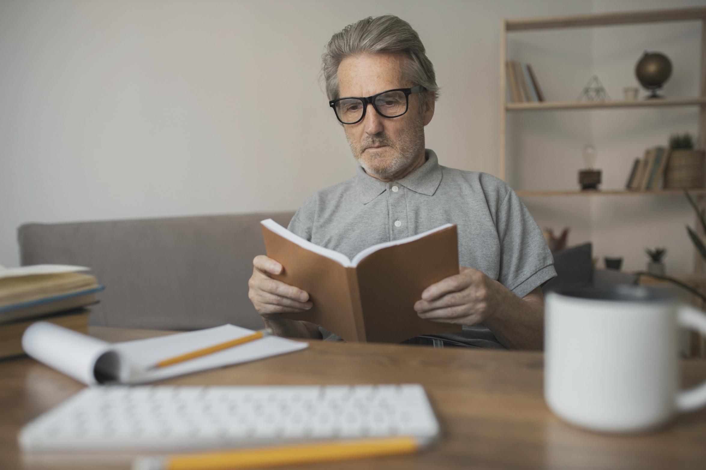 Studierende bei der Diskussion über Investmentstrategien