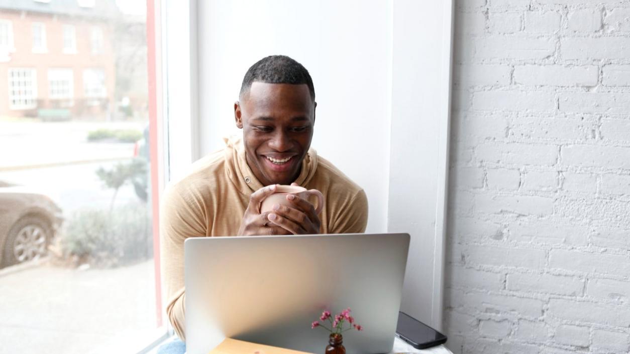 Gruppe von Studierenden bei gemeinsamer Finanzplanung