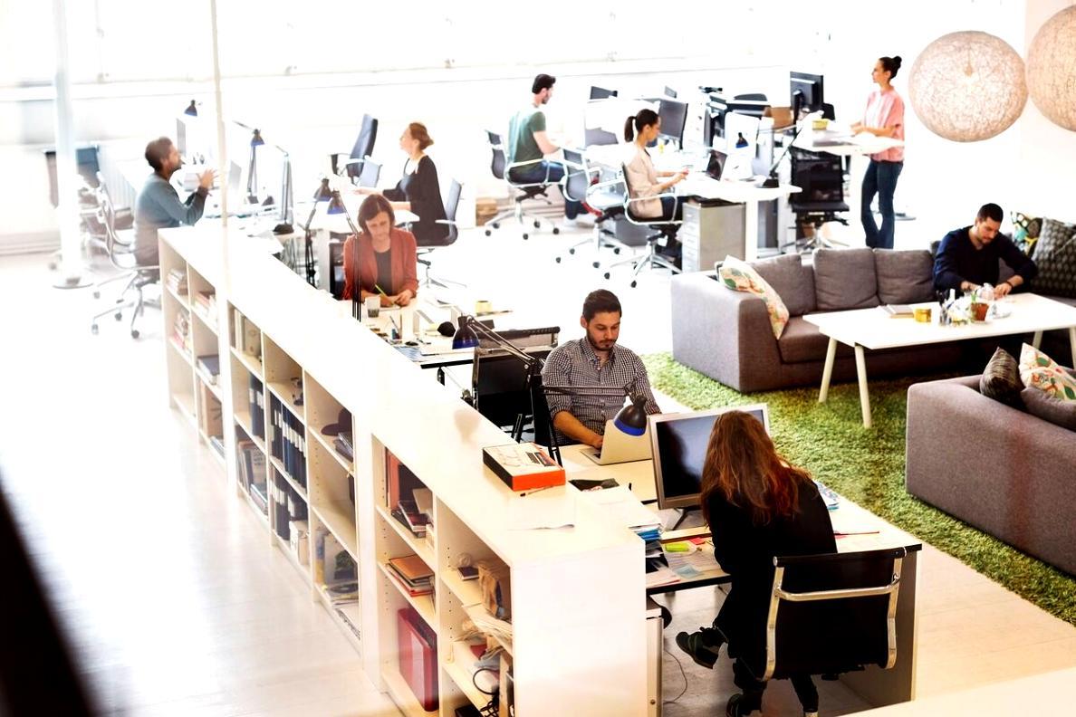 Teilnehmer analysieren gemeinsam Finanzcharts